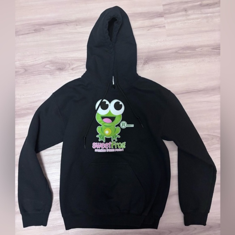Women’s Gildan Black Hoodie
Comfy sweatshirt
Green Frog Design
Size Sm
Like New
